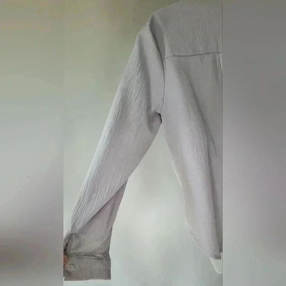 Size LARGE Women's Textured light silvery Gray Button Down Collared Shirt - Picture 8 of 9